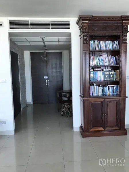คอนโด ให้เช่าหรือขายในKhlong San, Bangkok - โถงทางเข้าพร้อมระบบแอร์ฝ้าเพดานและตู้หนังสือไม้แกะสลักสูง