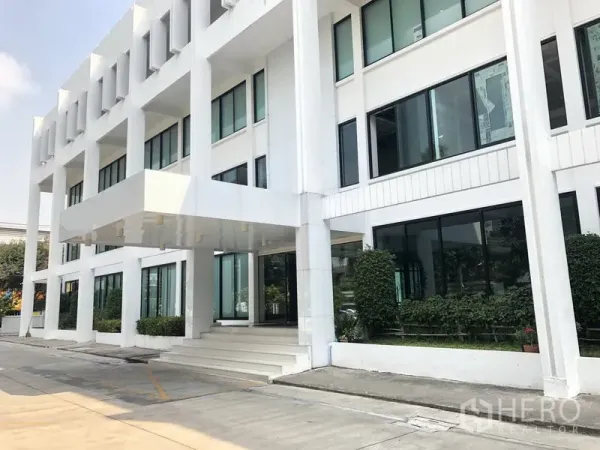 สำนักงาน ให้เช่าในKhlong Toei, Bangkok - อาคารสำนักงานสีขาวสมัยใหม่ หน้าต่างบานใหญ่ มีหลังคาทางเข้าและพื้นที่จอดรับส่งในพระโขนง กรุงเทพฯ