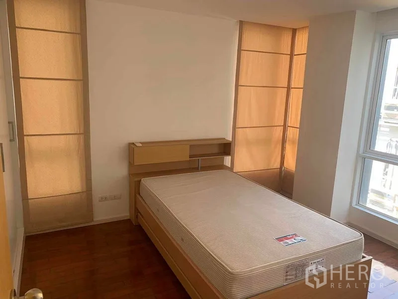 公寓 出租或出售在Khlong Toei, Bangkok - 极简卧室，单人床、内嵌床头与高窗。