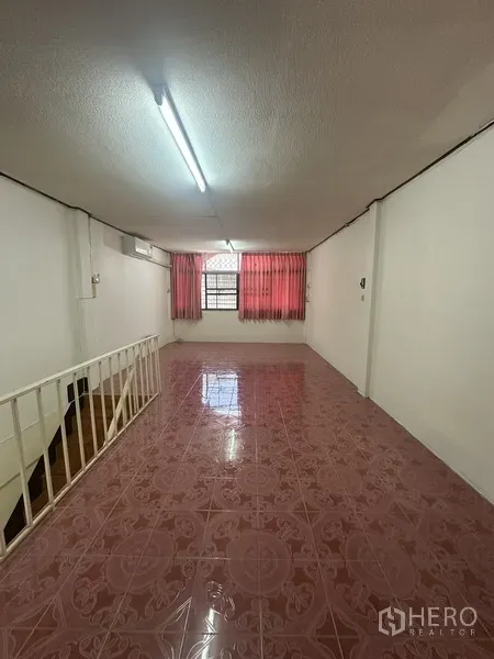 อาคารพาณิชย์ ให้เช่าหรือขายในPhra Khanong, Bangkok - ห้องชั้นบนปูกระเบื้องสีชมพู มีหน้าต่างผ้าม่านแดงและราวกันตกบันได