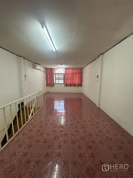 อาคารพาณิชย์ ให้เช่าหรือขายในPhra Khanong, Bangkok - ห้องชั้นบนปูกระเบื้องสีชมพู มีหน้าต่างผ้าม่านแดงและราวกันตกบันได