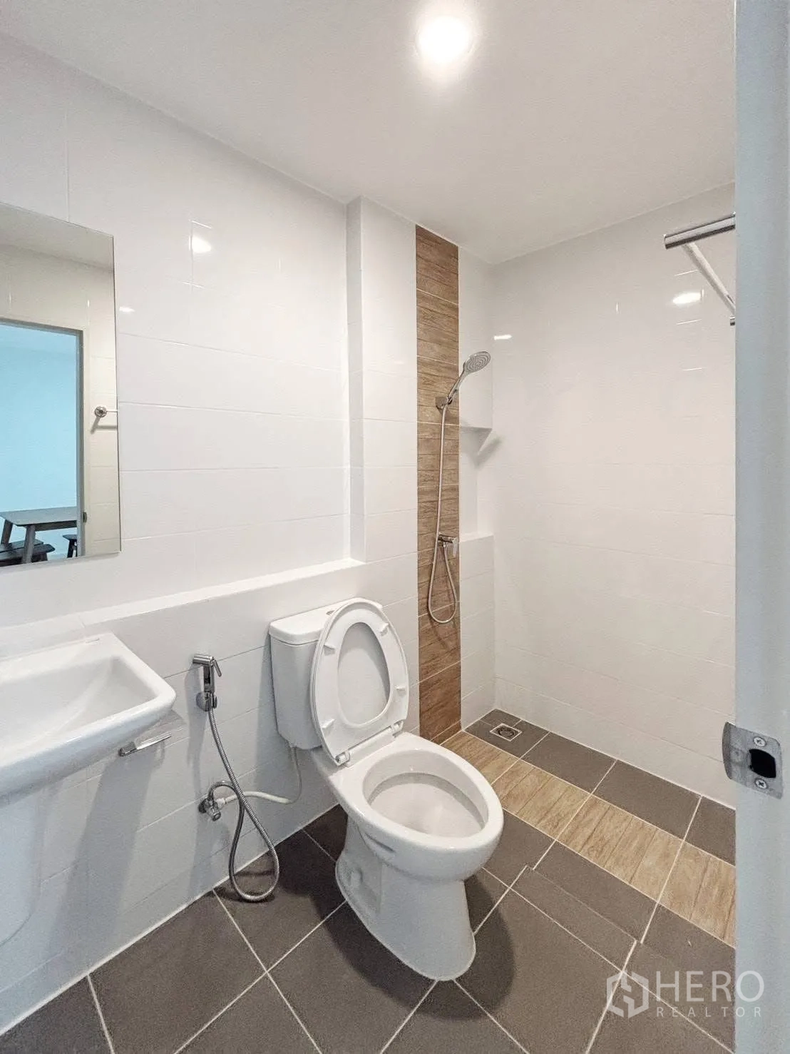 联排别墅 for rent in Bang Phli, Samut Prakan - 干净卫浴，坐便器、洗手盆与淋浴区，瓷砖墙地