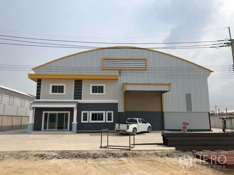 工厂 出租或出售在Bang Len, Nakhon Pathom - 工厂正立面，办公翼、装卸区与宽阔前院。