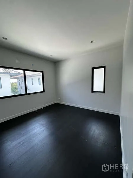 บ้าน ขายในLam Luk Ka, Pathum Thani - ห้องนอนสว่าง มีหน้าต่างสองด้าน พื้นไม้เข้ม