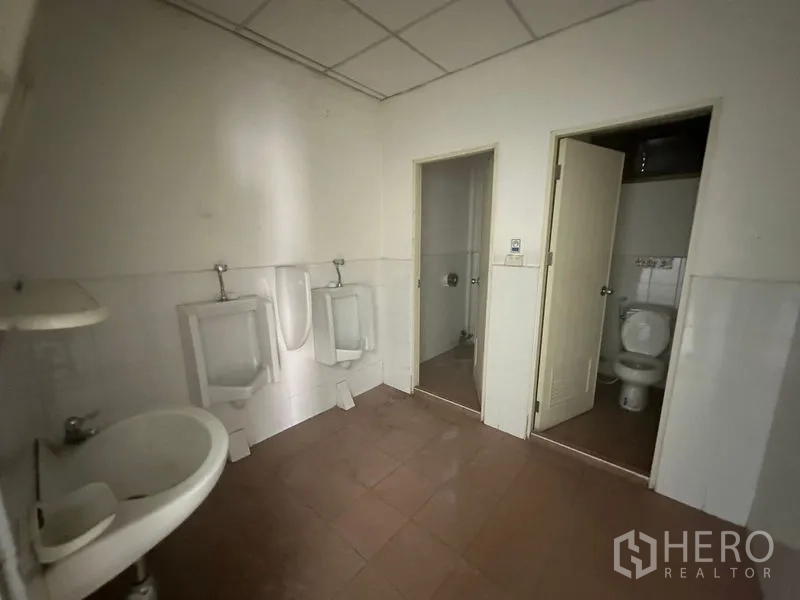 คลังสินค้า ให้เช่าในSaphan Sung, Bangkok - ห้องน้ำพร้อมอ่างล้างหน้า โถปัสสาวะ และห้องส้วมแยก