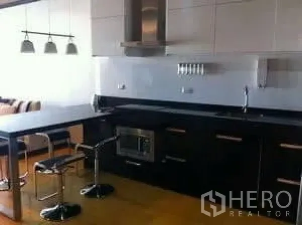 คอนโด ให้เช่าในRatchathewi, Bangkok - ครัวโทนดำขาวสมัยใหม่ พร้อมไอส์แลนด์บาร์ เก้าอี้สตูล และเครื่องดูดควัน