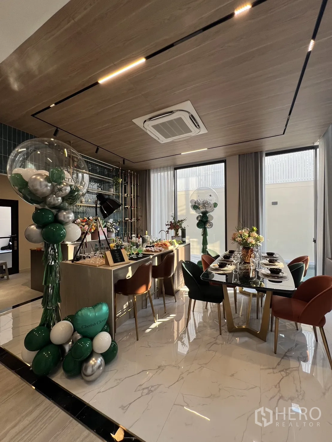 บ้าน ขายในLat Phrao, Bangkok - ครัวเปิดไอส์แลนด์และบาร์ พร้อมโต๊ะทานข้าวใต้ฝ้าไม้