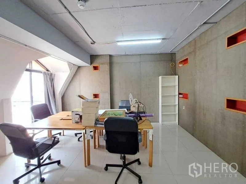 零售空间 出租在Khlong Toei, Bangkok - 混凝土墙工作间，桌椅、书架与大窗户