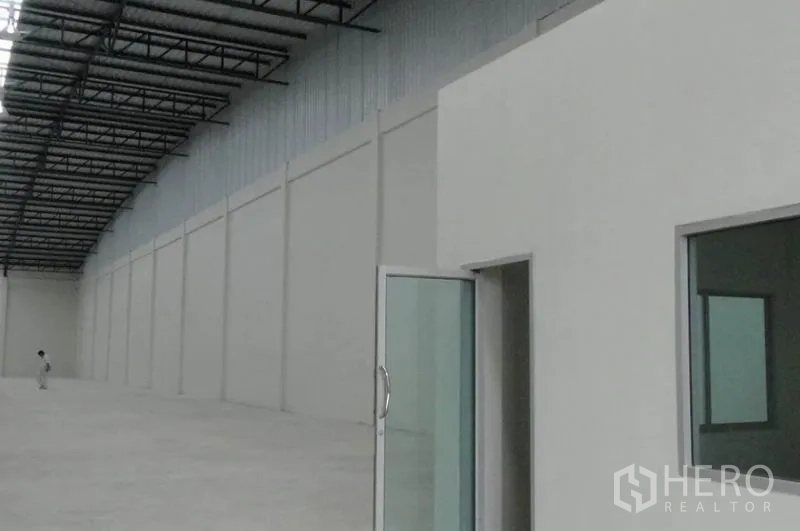 货栈 出租在Phra Nakhon Si Ayutthaya - 仓库内部宽敞，钢结构高屋顶，混凝土地面，配玻璃办公间。