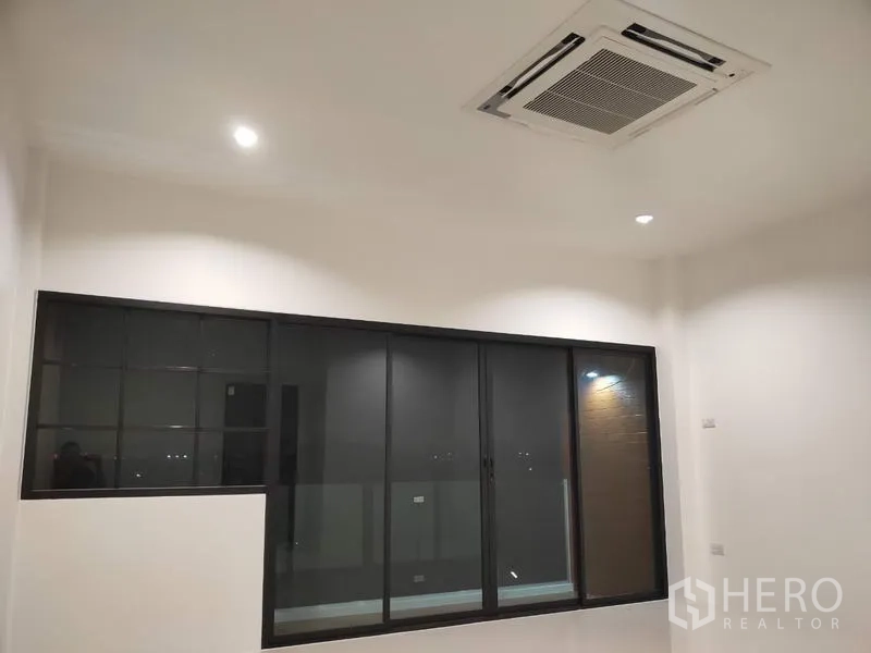Home Office for sale in Lam Luk Ka, Pathum Thani - Close-up of sliding glass window and ceiling cassette air-conditioner.