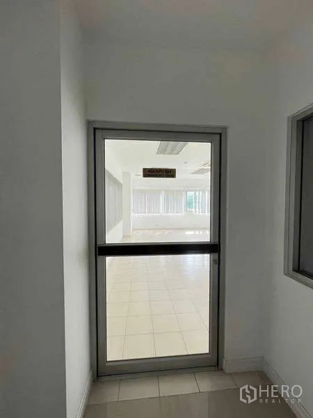 货栈 出租在Lat Krabang, Bangkok - 通往办公室的玻璃门，内侧光线充足。