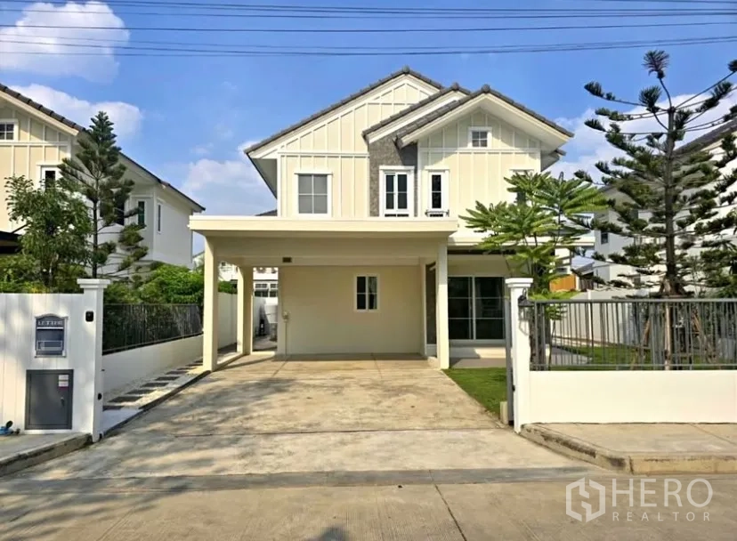 Detached House for rent in Bang Phli, Samut Prakan - Modern two‑storey detached house with covered carport and fenced yard.