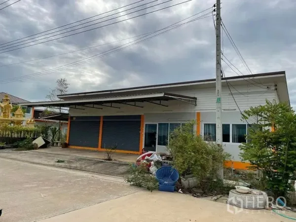 คลังสินค้า ให้เช่าหรือขายในPathum Thani - อาคารหน้าร้านชั้นเดียว ประตูม้วนคู่ พร้อมกันสาดโหลดสินค้า