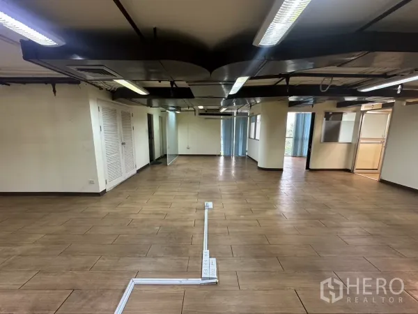 คลังสินค้า ให้เช่า - พื้นที่ทำงานใหญ่มีห้องกั้นกระจก รางปลั๊กไฟบนพื้น และช่องลมแอร์บนเพดาน