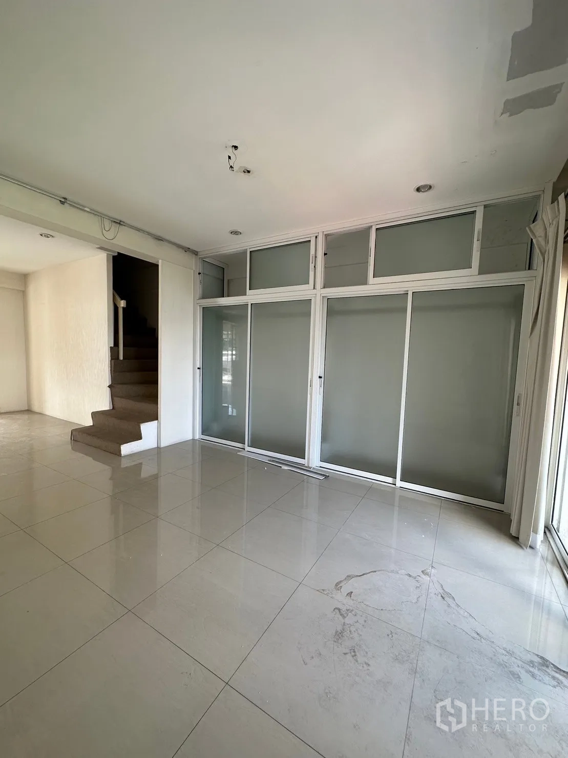 พื้นที่ขายปลีก ให้เช่าในWatthana, Bangkok - ห้องประชุมกั้นกระจกฝ้า พื้นกระเบื้องเงา