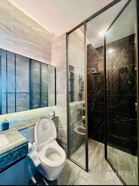 คอนโด ให้เช่าในKhlong Toei, Bangkok - ห้องน้ำลุคโรงแรม ผนังหินอ่อน มีกระจกกั้นอาบน้ำแบบเรนชาวเวอร์ อ่างล้างหน้าและโถสุขภัณฑ์