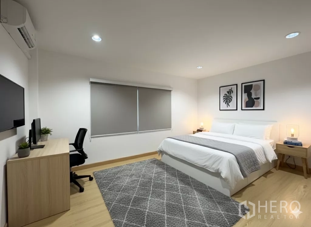 Detached House for rent - Large bedroom with desk, TV and a gray area rug.