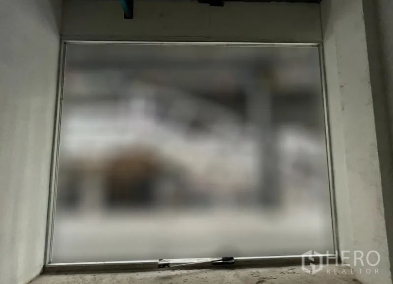 零售空间 出租在Khlong Toei, Bangkok - 后侧磨砂窗为店内带来柔和自然采光。