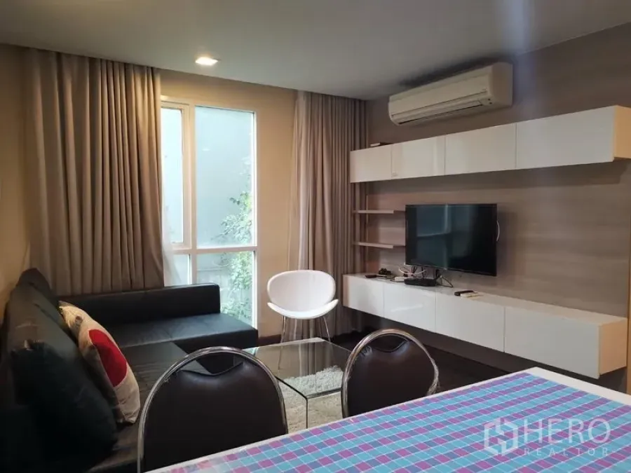 คอนโด ให้เช่าหรือขายในWatthana, Bangkok - ห้องนั่งเล่นสไตล์โมเดิร์น โซฟาเข้ามุม ทีวีติดผนัง ตู้ลอย และหน้าต่างบานใหญ่