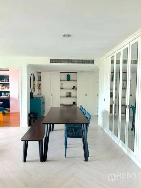 คอนโด ให้เช่าในKhlong Toei, Bangkok - โซนรับประทานอาหารกว้างพร้อมตู้เก็บของผนังและตู้บานกระจก