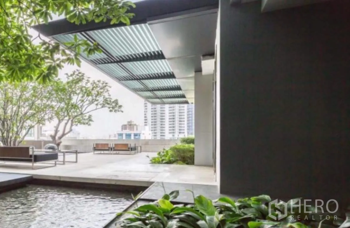 คอนโด ให้เช่าในWatthana, Bangkok - ระเบียงสวนพักผ่อนมีบ่อน้ำและที่นั่ง มองเห็นวิวเมืองภายในคอนโด