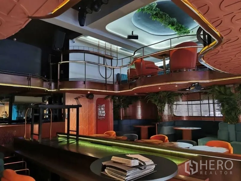 พื้นที่ขายปลีก ให้เช่า - บาร์และเลานจ์ราวสีทอง ไฟบรรยากาศหลายชั้น และที่นั่งยกระดับ