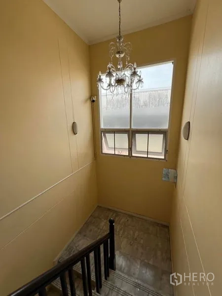 บ้าน ให้เช่าหรือขายในLak Si, Bangkok - โถงบันไดติดโคมแชนเดอเลียร์และหน้าต่างรับแสงธรรมชาติ