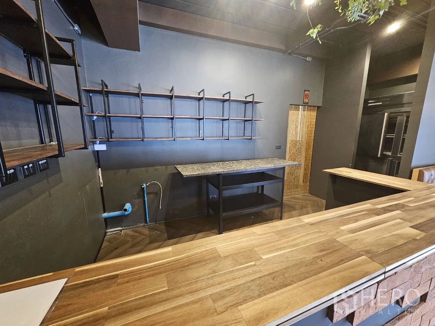 พื้นที่ขายปลีก ให้เช่าในWatthana, Bangkok - พื้นที่หลังบาร์ ท็อปไม้ ชั้นเปิดโล่ง และจุดติดตั้งอ่างล้าง