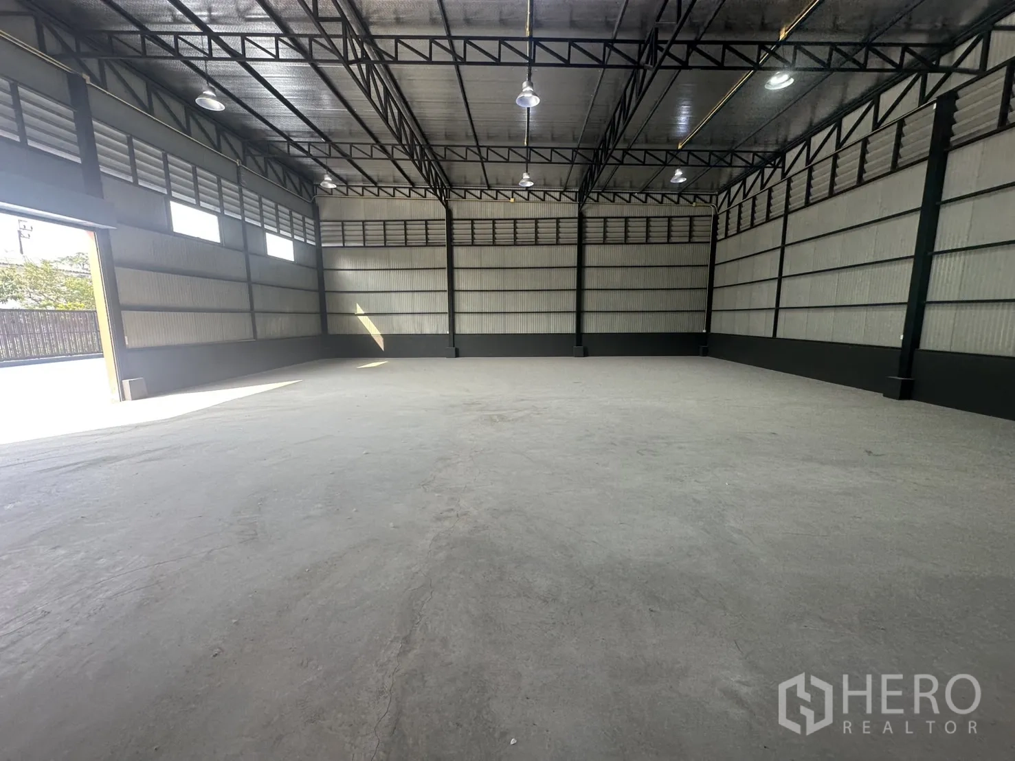 คลังสินค้า ให้เช่าในPrawet, Bangkok - โกดังสว่างด้วยช่องหน้าต่างด้านข้าง เพดานสูงและพื้นคอนกรีตกว้าง.