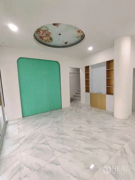 零售空间 出租在Din Daeng, Bangkok - 前场区域，绿色特色墙与圆形天花装饰，落地窗通透。