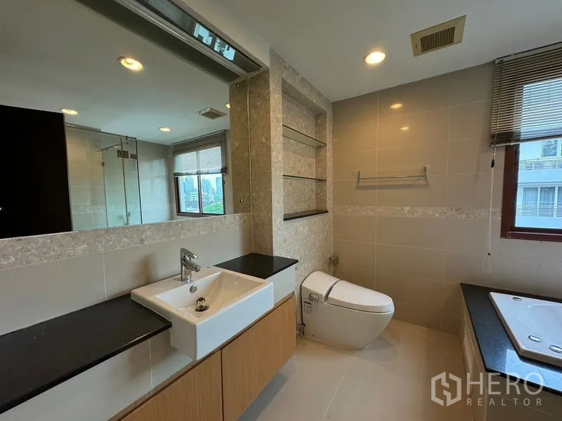 คอนโด ให้เช่าในPathum Wan, Bangkok - ห้องน้ำสว่าง กระจกบานใหญ่ โถสุขภัณฑ์อัตโนมัติ อ่างล้างหน้า และอ่างอาบน้ำ