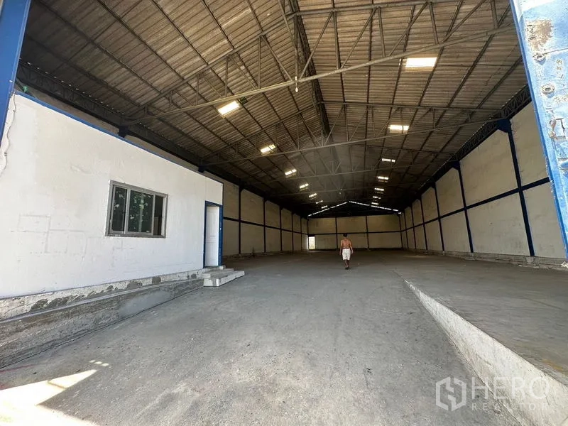 Warehouse for rent in Bang Bo, Samut Prakan - Entrance area with raised loading platform and an internal office block under a metal roof.