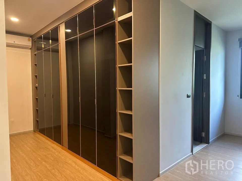 Detached House for sale in Watthana, Bangkok - Walk-in wardrobe featuring built-in cabinets and shelving.