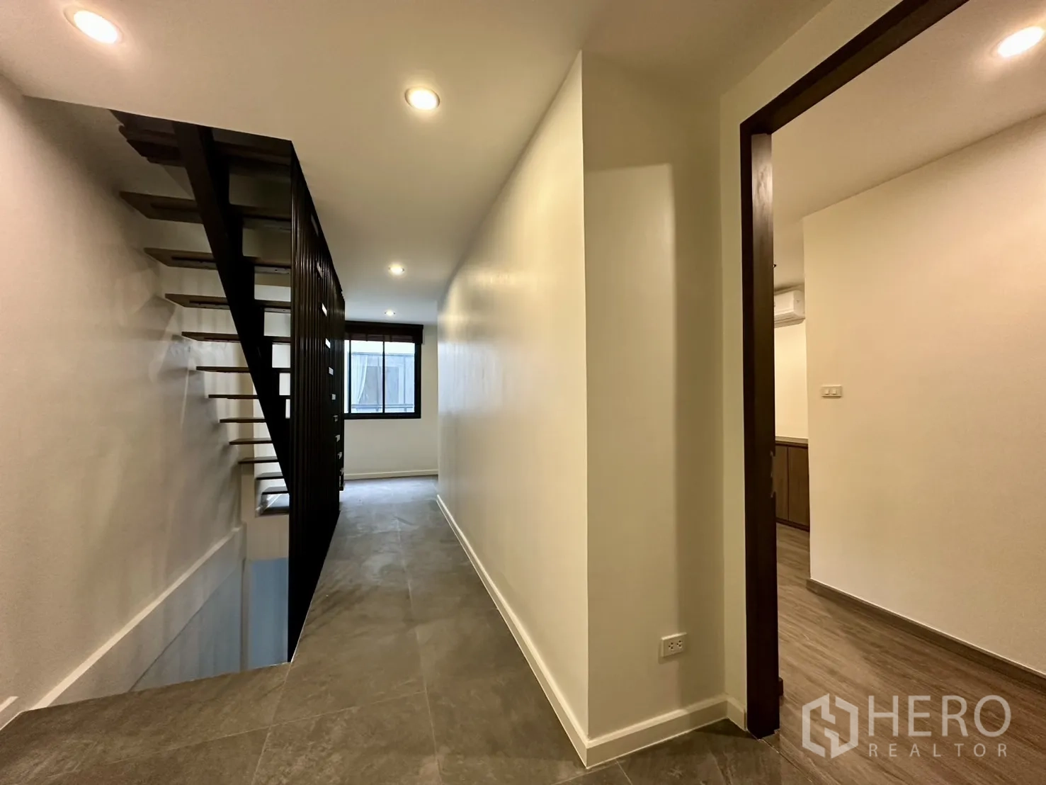 สำนักงานที่บ้าน ให้เช่าในPhra Khanong, Bangkok - โถงชั้นบนพร้อมบันไดลูกนอนลอยและไฟดาวน์ไลท์