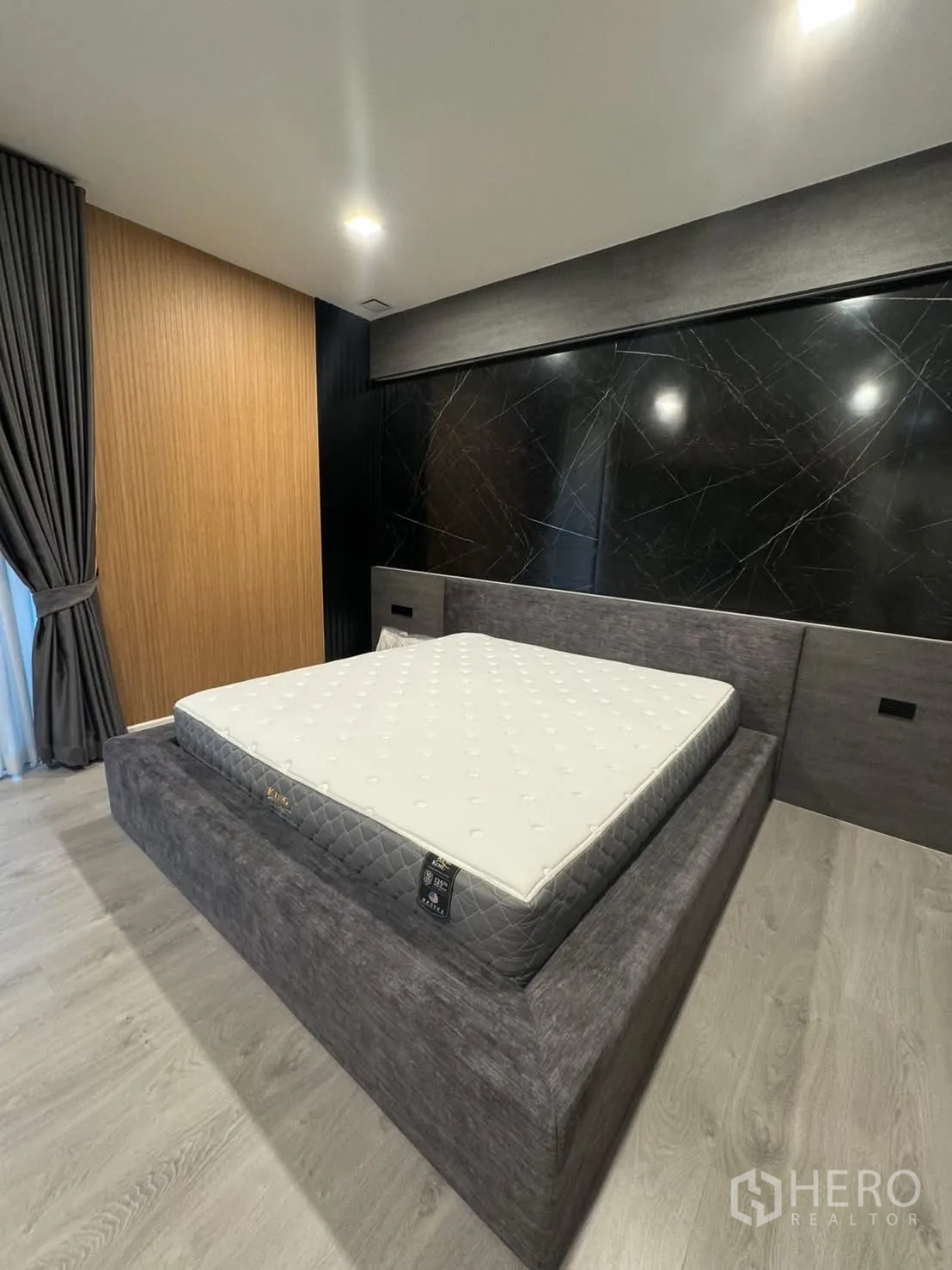 独栋房屋 for rent in Prawet, Bangkok - 主卧配软包床，黑色大理石特色墙与木饰面。