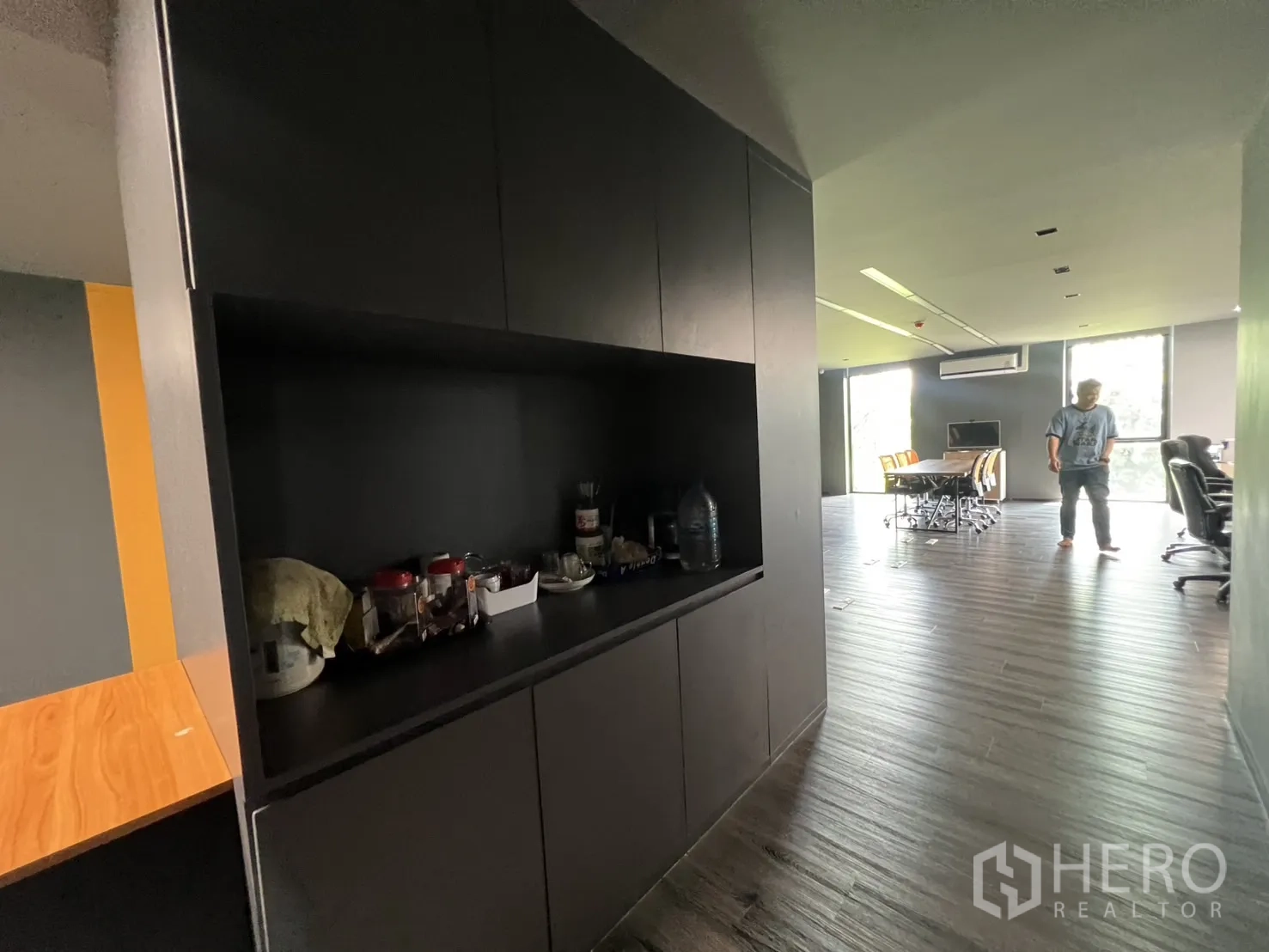 คลังสินค้า ขายในLat Krabang, Bangkok - พื้นที่แพนทรีและตู้บิลต์อินตามทางเดินออฟฟิศ.