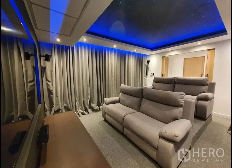 คอนโด ให้เช่าในWatthana, Bangkok - ห้องโฮมเธียเตอร์ เก้าอี้เอนนอนได้แบบขั้นบันได เพดานดาวและไฟ LED สีน้ำเงิน มุมมองด้านข้าง