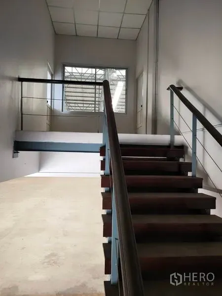 工厂 出租在Phra Nakhon Si Ayutthaya - 通往夹层办公室的室内楼梯，可俯瞰仓库地面。