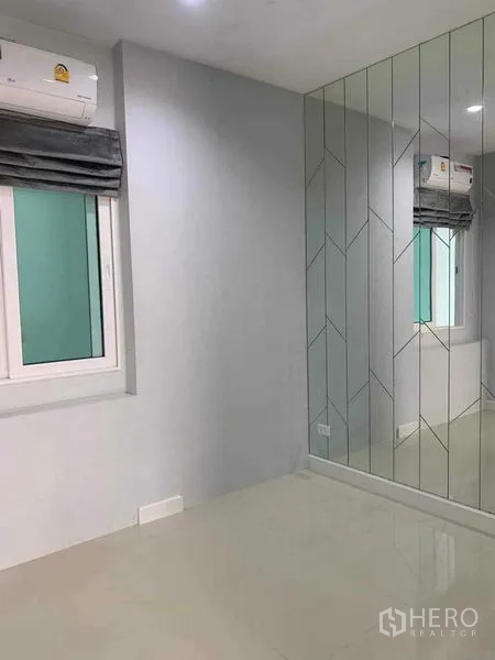 独立式住宅 出租在Bang Khen, Bangkok - 多功能房，亮面地砖，几何镜面墙与空调。