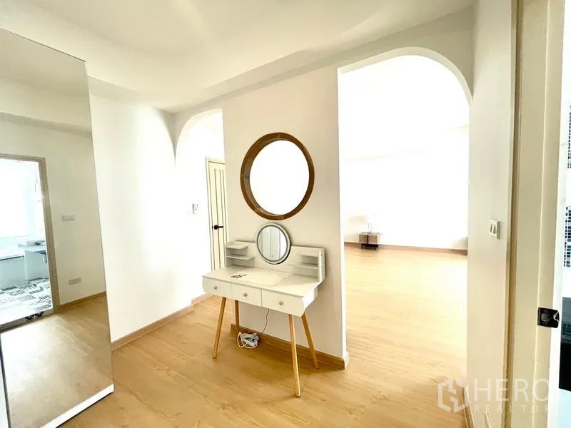 ทาวน์เฮาส์ ให้เช่าในKhlong Toei, Bangkok - มุมแต่งตัว โต๊ะเครื่องแป้งสีขาว กระจกกลม ใกล้ซุ้มโค้ง