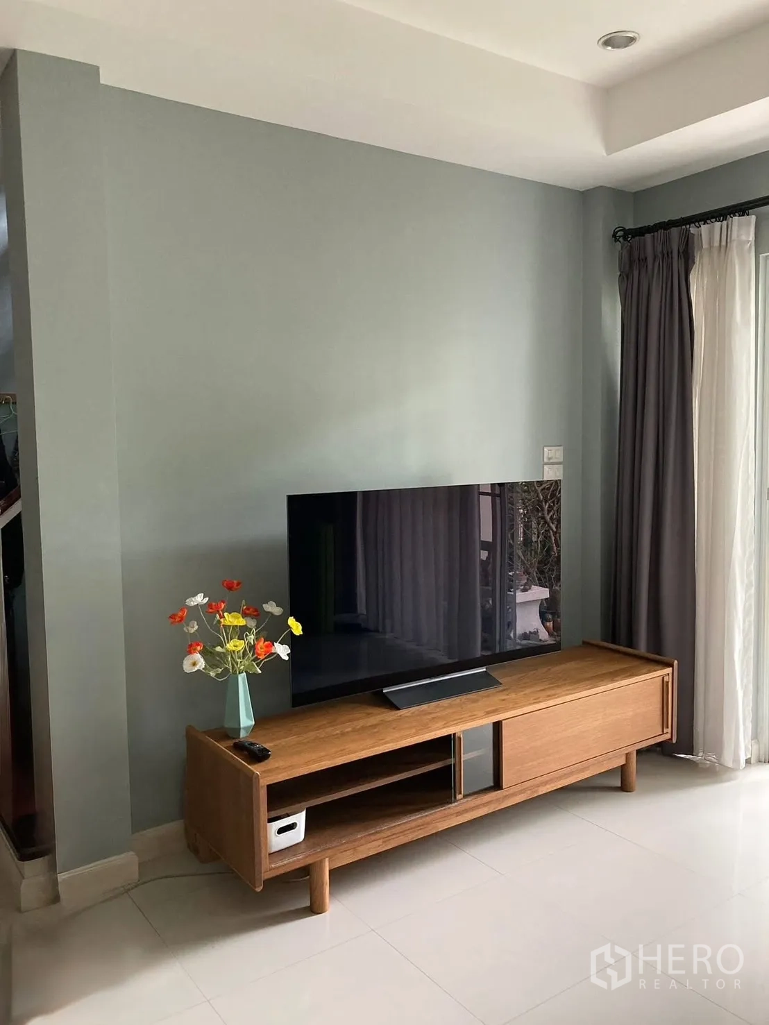独栋房屋 for rent in Prawet, Bangkok - 电视角，木质电视柜与大屏电视。