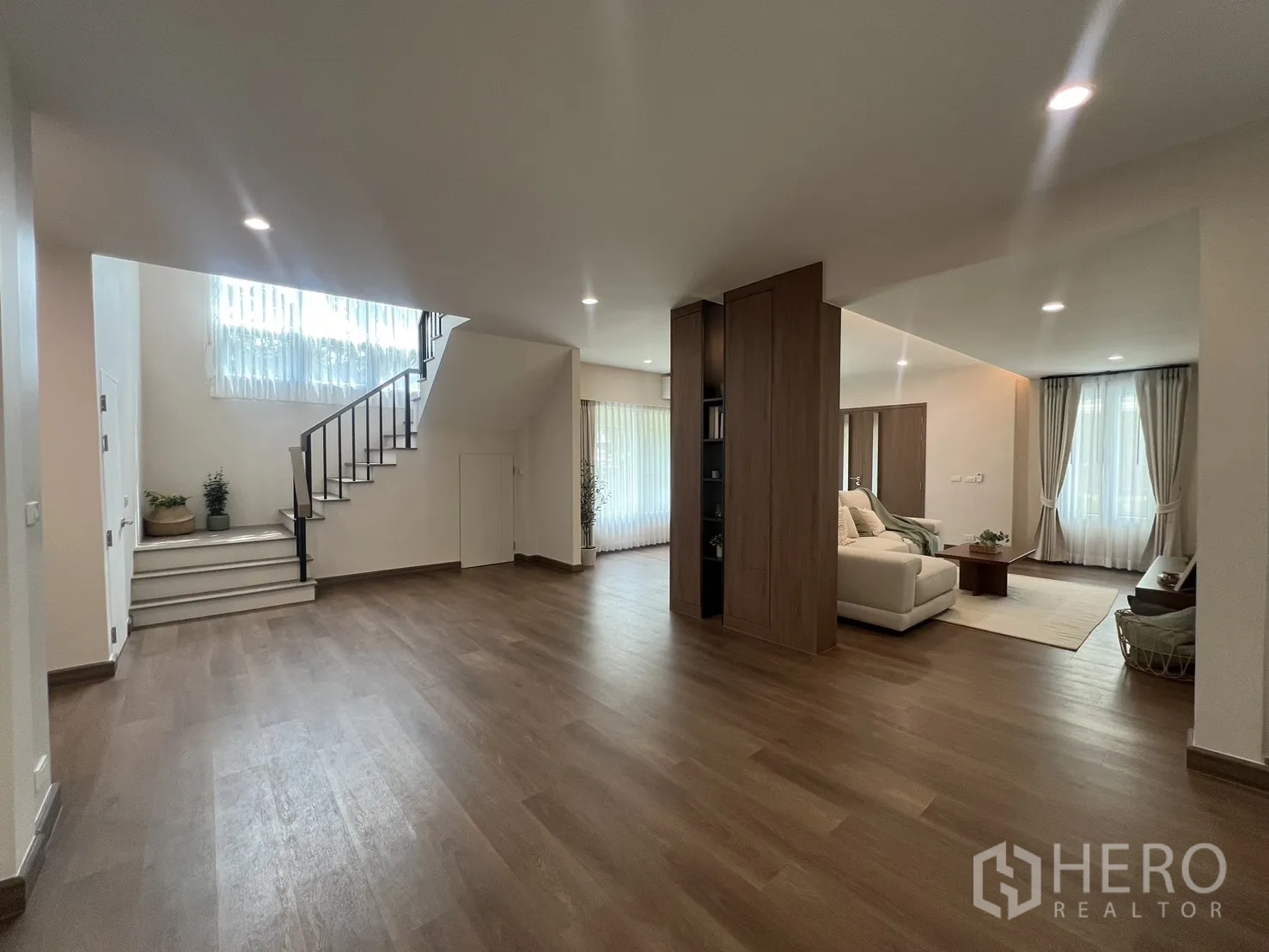 独立式住宅 出租在Mueang Samut Prakan, Samut Prakan - 木质隔断书架分隔明亮起居空间。