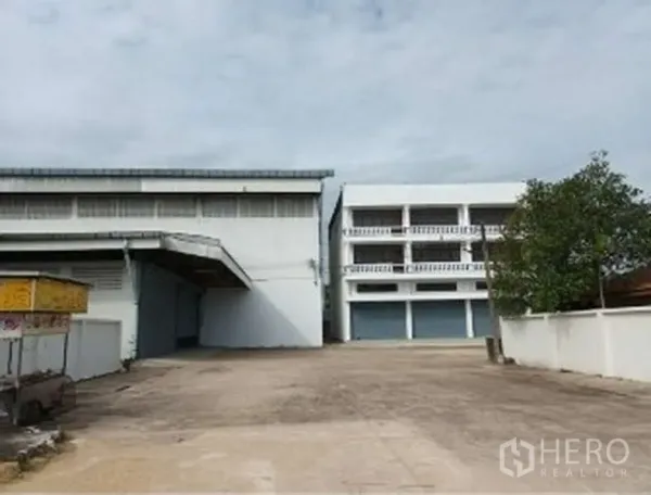 货栈 出租在Khlong Sam Wa, Bangkok - 曼谷Khlong Sam Wa大型仓库外观，带有遮雨装卸区、宽阔硬化场地及相连办公楼。