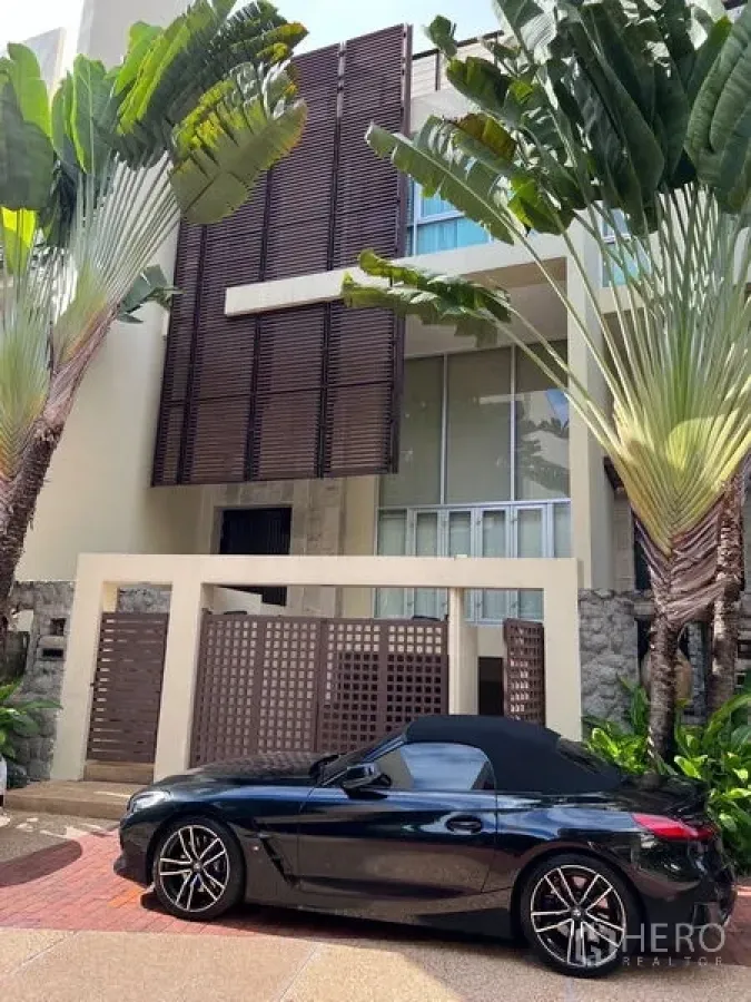 Townhouse for sale in Yan Nawa, Bangkok - Contemporary townhouse entrance with private gate and tropical trees