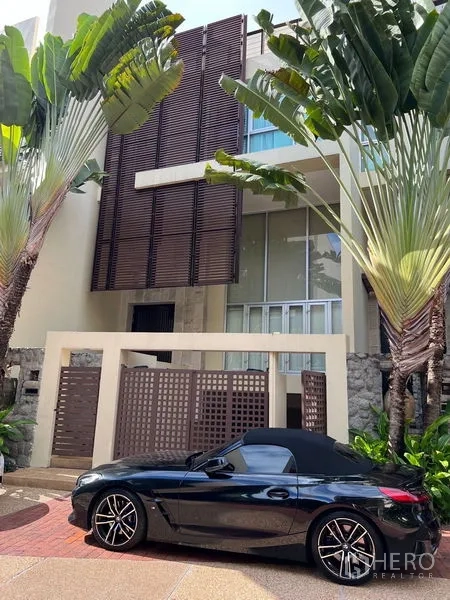 Townhouse for sale in Yan Nawa, Bangkok - Contemporary townhouse entrance with private gate and tropical trees