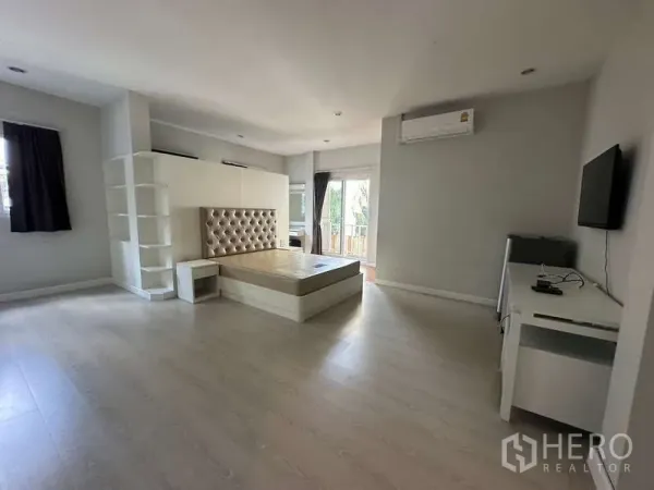 Home Office for rent in Chatuchak, Bangkok - Large suite with tufted headboard bed, built-ins, desk and balcony access.