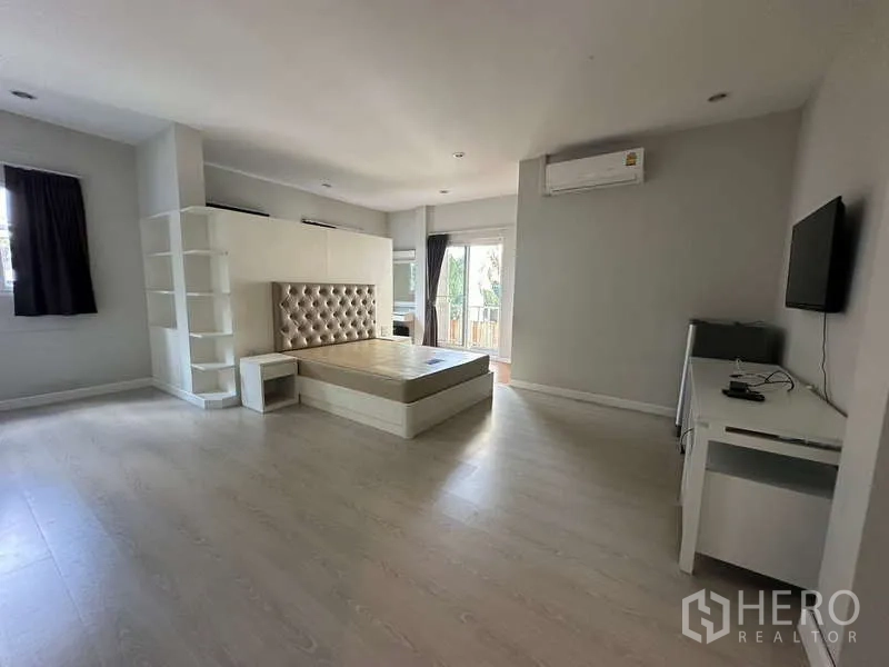Home Office for rent in Chatuchak, Bangkok - Large suite with tufted headboard bed, built-ins, desk and balcony access.