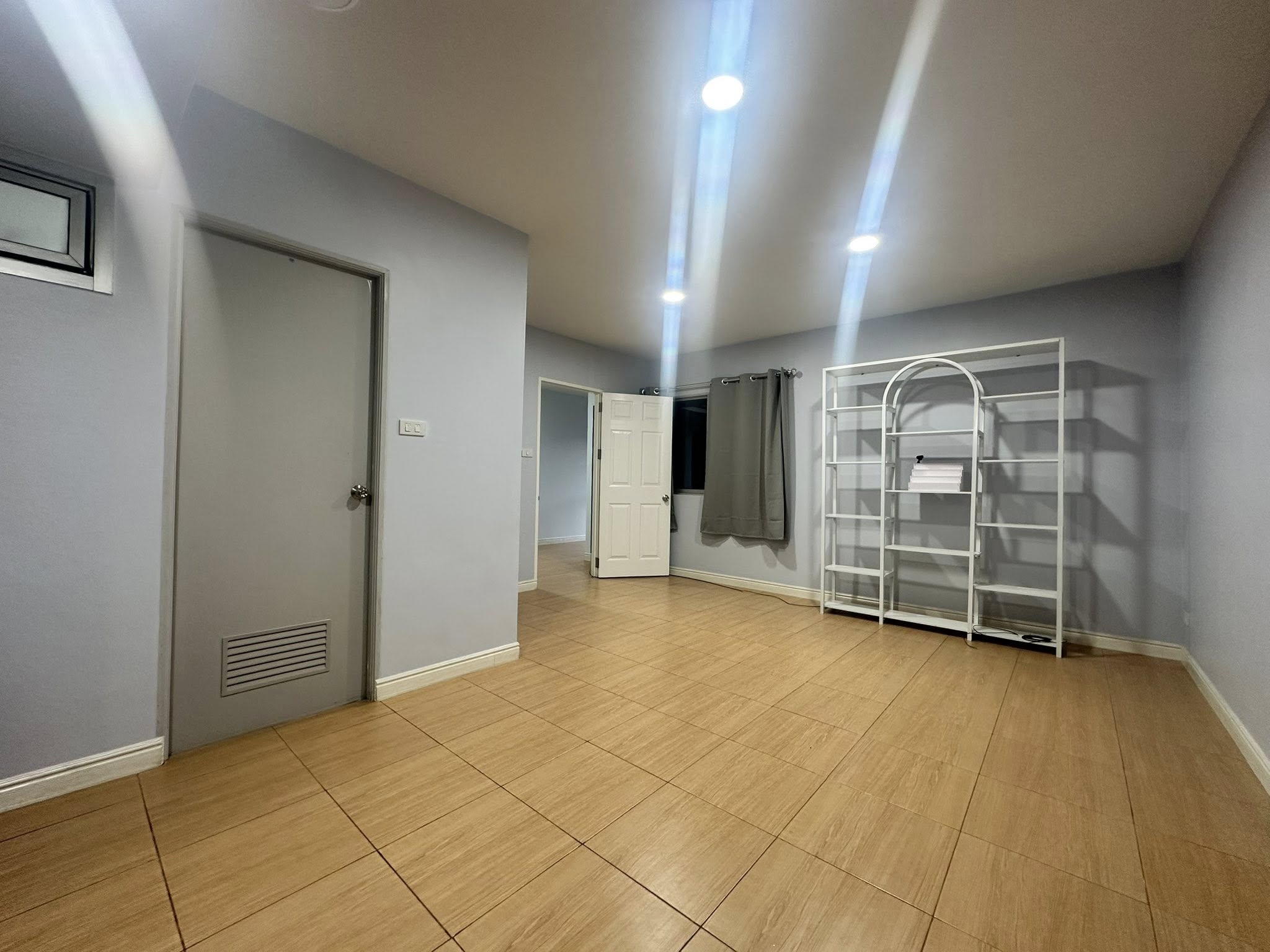 带办公室的家 出租在Wang Thonglang, Bangkok - 多功能房另一视角，金属架与遮光窗帘。