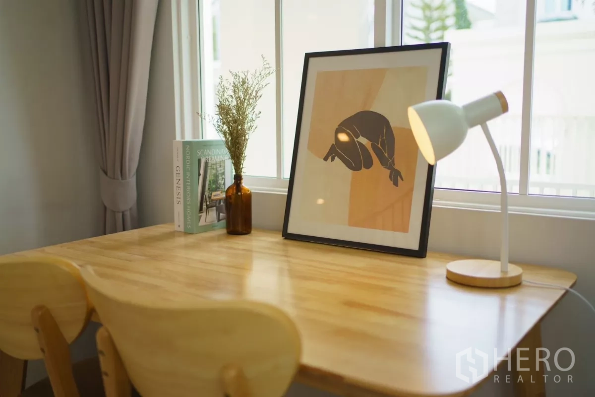 Detached House for rent in Bang Phli, Samut Prakan - Cozy work corner with wooden desk, table lamp and a window bringing natural light.