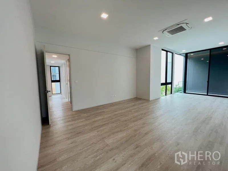 บ้าน ให้เช่าหรือขายในSaphan Sung, Bangkok - ห้องนอนขนาดใหญ่หน้าต่างเต็มผนังและประตูบานเลื่อนออกระเบียง